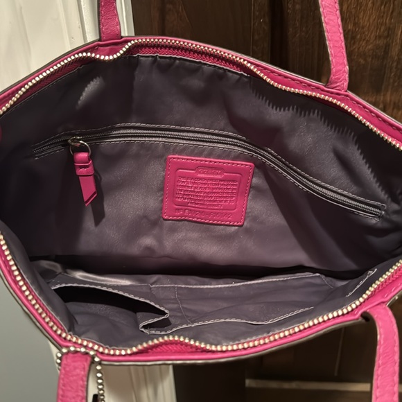 Coach signature c patent stitch tote. Good condition - Picture 3 of 3